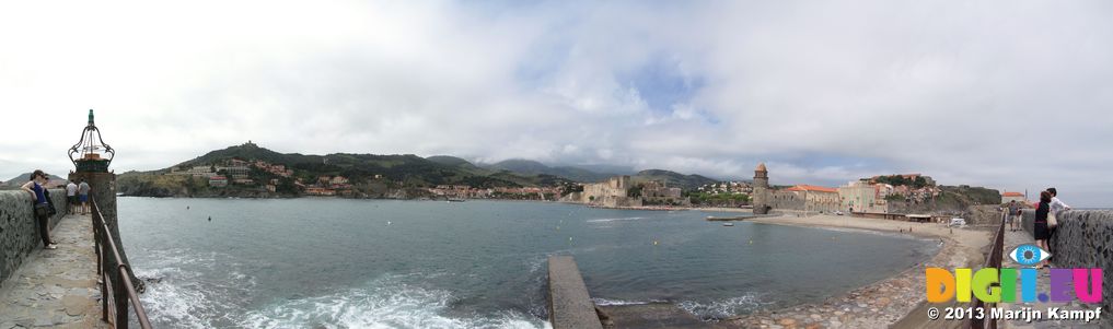 SX27371-77 Collioure from harbour wall